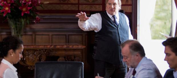 Escena de 'Marsella' con Gerard Depardieu y su equipo municipal en la ficción. Escena de 'Marsella' con Gerard Depardieu y su equipo municipal en la ficción.