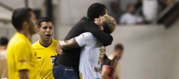 Jair celebrou fim do jejum de Gabigol Jair celebrou fim do jejum de Gabigol
