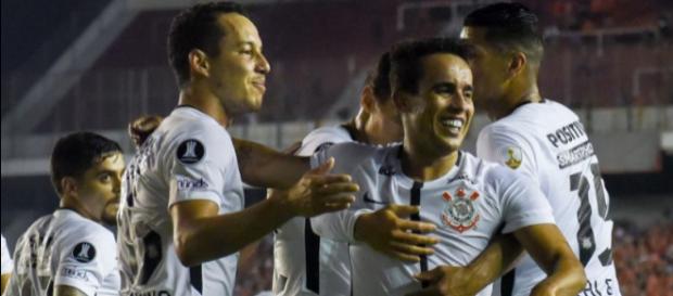 Jogadores corintianos em uma comemoração Jogadores corintianos em uma comemoração