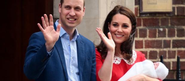 Kate Middleton deixa o hospital 11 horas após o parto. Kate Middleton deixa o hospital 11 horas após o parto.