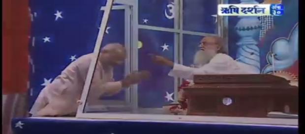 Modi seeking blessings of Asaram-Photo-( image credit -Rishidarshan/youtube.com) Modi seeking blessings of Asaram-Photo-( image credit -Rishidarshan/youtube.com)