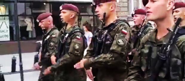 Polscy żołnierze maszerują na obchodach NATO (youtube.com). Polscy żołnierze maszerują na obchodach NATO (youtube.com).