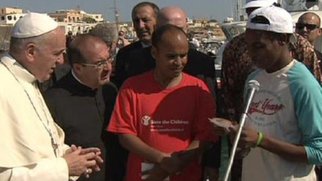 Papa Bergoglio a Lampedusa nel luglio del 2013 (fonte giornalismi.info)