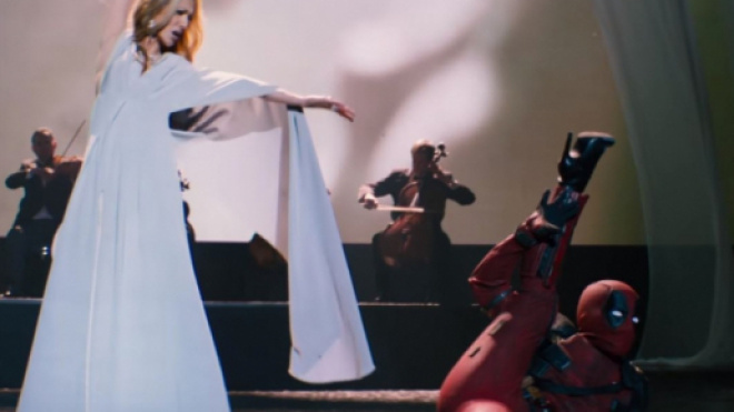 Céline Dion et Deadpool pendant le clip "Ashes"