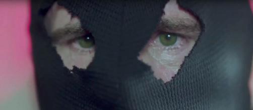 The main image of the Black Hood always focuses on his bright green eyes. Image via: TheDCTVshow / YouTube Screenshot