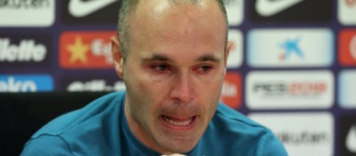 Andes Iniesta in lacrime durante la conferenza stampa di addio al Barça