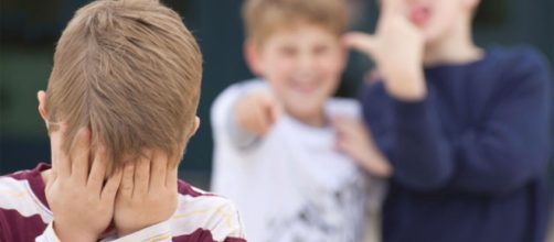 In alto, immagine rappresentativa del bullismo