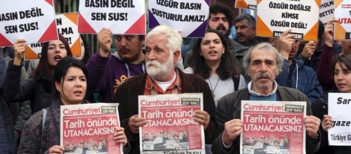 Empleados de periódico opositor Cumhuriyet han sido apresados de golpe