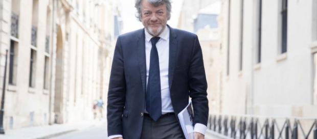 Borloo veut aider le gouvernement à apporter des réponses durables aux différents problèmes rencontrés par les banlieues Borloo veut aider le gouvernement à apporter des réponses durables aux différents problèmes rencontrés par les banlieues
