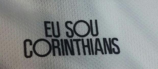 Frase que vem estampada no uniforme número 1. (foto reprodução). Frase que vem estampada no uniforme número 1. (foto reprodução).