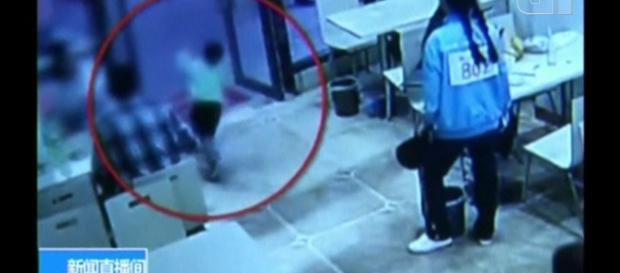 Vídeo mostra momento que grávida derruba criança propositalmente em restaurante Vídeo mostra momento que grávida derruba criança propositalmente em restaurante