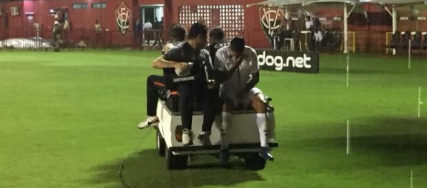 Jogador deixou o campo chorando. (foto reprodução). Jogador deixou o campo chorando. (foto reprodução).
