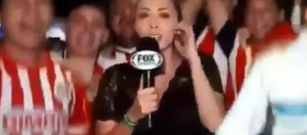 Jornalista é assediada ao vivo. Jornalista é assediada ao vivo.