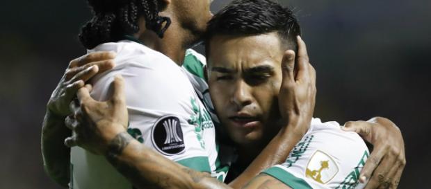 Keno e Dudu abraçados após gol contra o Boca Keno e Dudu abraçados após gol contra o Boca
