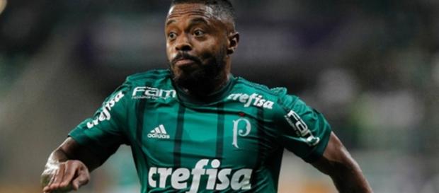 O jogador atua como lateral e meia O jogador atua como lateral e meia
