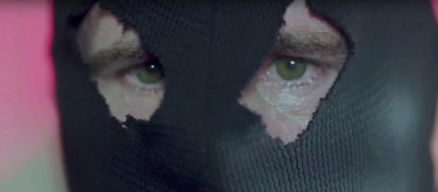 The main image of the Black Hood always focuses on his bright green eyes. Image via: TheDCTVshow / YouTube Screenshot The main image of the Black Hood always focuses on his bright green eyes. Image via: TheDCTVshow / YouTube Screenshot