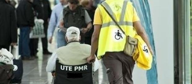 Una familia intentan abandonar a un abuelo en el aeropuerto Una familia intentan abandonar a un abuelo en el aeropuerto
