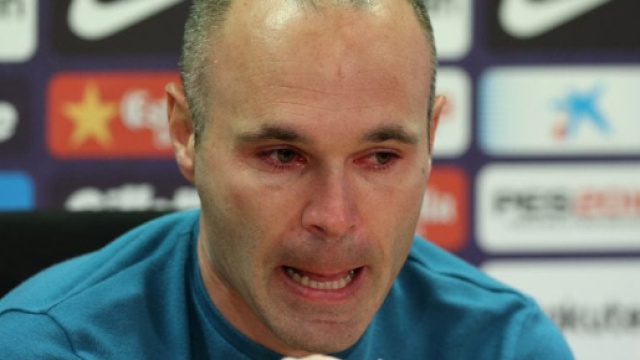 Andes Iniesta in lacrime durante la conferenza stampa di addio al Bar&ccedil;a