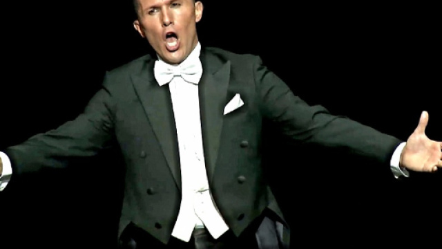 Il tenore Spero Bongiolatti durante un'esibizione del suo tour 2018.