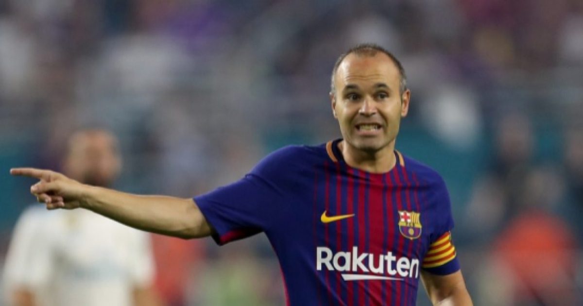 Andres Iniesta si toglie la maglia blaugrana