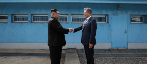 La storica stretta di mano tra Kim Jong-un e Moon Jae-in