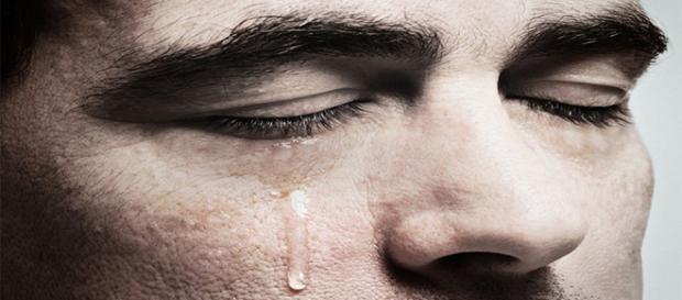 Homens choram em várias situações Homens choram em várias situações