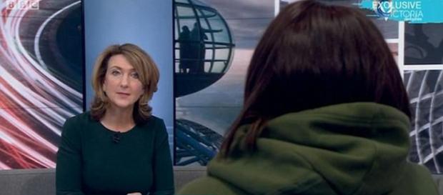 Victoria Derbyshire recebeu em seu programa uma mãe que falou sobre o estupro sofrido por seu filho (Crédito: BBC/Victoria Derbyshire) Victoria Derbyshire recebeu em seu programa uma mãe que falou sobre o estupro sofrido por seu filho (Crédito: BBC/Victoria Derbyshire)