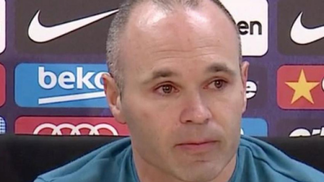 Andr&egrave;s Iniesta, centrocampista del Barcellona commovente in conferenza stampa.