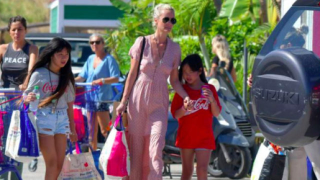 PHOTOS – A St-Barth, Laeticia Hallyday mène une vie normale loin ... - gala.fr