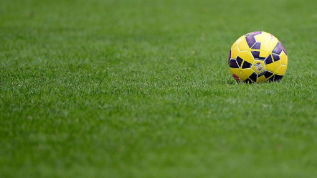 Un pallone da calcio in mezzo al campo