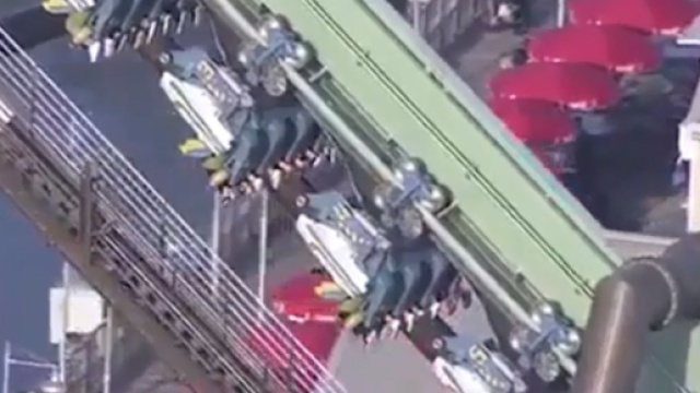 Visitatori del parco rimasti bloccati a testa in gi&ugrave;