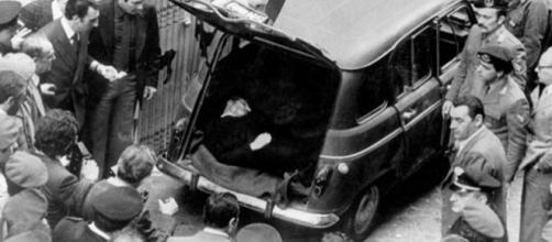 Il corpo di Aldo Moro ucciso dalle Br all'interno della Renault 4 in via Caetani