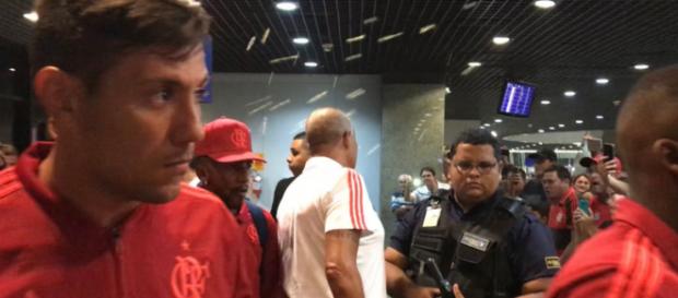 Torcida do Flamengo pressiona o time no aeroporto Torcida do Flamengo pressiona o time no aeroporto