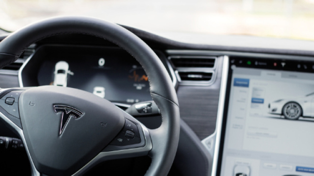 Conduce una Tesla con il pilota automatico: patente immediatamente ritirata