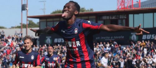 Crotone-Juve: Simy segna in rovesciata, lo stadio canta 'Come ... - ilbianconero.com