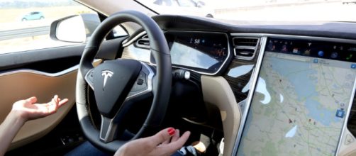 Patente ritirata, Tesla: lascia il volante e passa sul sedile passeggero il video