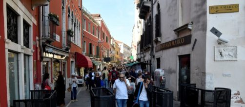 Venezia, installati i tornelli per gestire i turisti in ingresso