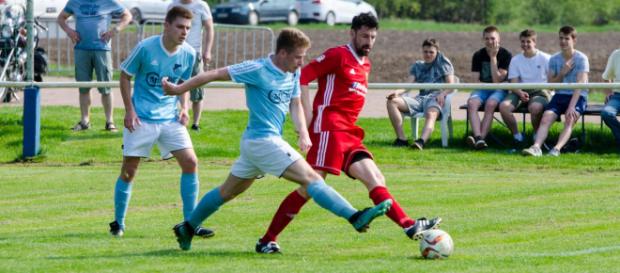Angreifer, Dreh- und Angelpunkt: Der Kölledaer Routinier Marc Kümmerling (rechts, im Spiel bei BW Büßleben). Foto: Thomas Geißler (FSV Kölleda) Angreifer, Dreh- und Angelpunkt: Der Kölledaer Routinier Marc Kümmerling (rechts, im Spiel bei BW Büßleben). Foto: Thomas Geißler (FSV Kölleda)