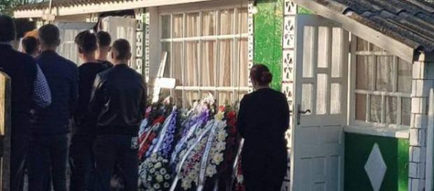 Durere fără margini la casa Petronelei Mihalachi, tânăra ucisă cu ... - cancan.ro Durere fără margini la casa Petronelei Mihalachi, tânăra ucisă cu ... - cancan.ro