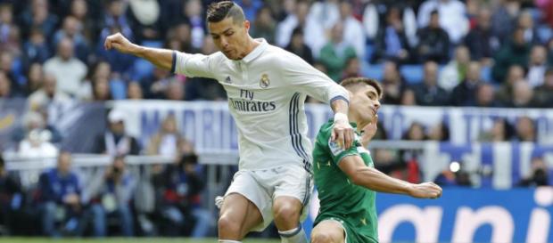 El Real Madrid gana con más dudas y suerte que fútbol El Real Madrid gana con más dudas y suerte que fútbol