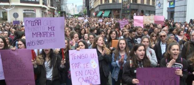 Miles de mujeres se concentraron en las calles de España Miles de mujeres se concentraron en las calles de España