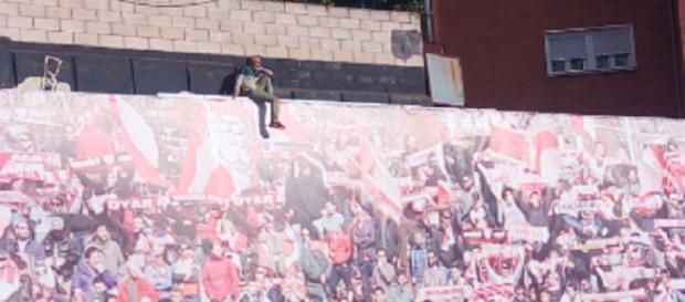 Un hombre encaramado en el fondo del Estadio de Vallecas Un hombre encaramado en el fondo del Estadio de Vallecas