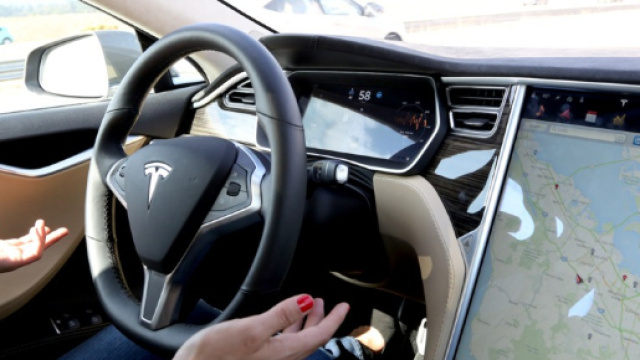 Patente ritirata, Tesla: lascia il volante e passa sul sedile passeggero il video