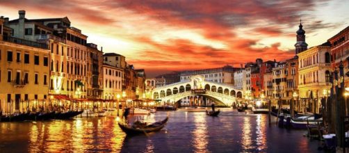 In alto, la famosissima città di Venezia
