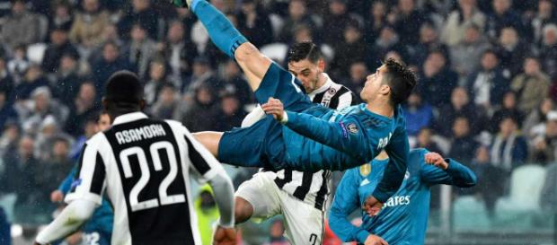 Cristiano Ronaldo e la sua prodezza per battere Buffon. Cristiano Ronaldo e la sua prodezza per battere Buffon.