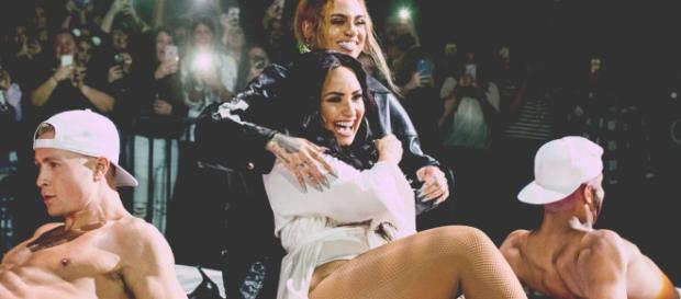 Demi Lovato se besa con Kehlani en el escenario Demi Lovato se besa con Kehlani en el escenario