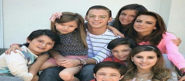 Elenco infantil//Juvenil com Silvia Navarro em 2014 - Foto: Divulgação/Televisa Elenco infantil//Juvenil com Silvia Navarro em 2014 - Foto: Divulgação/Televisa