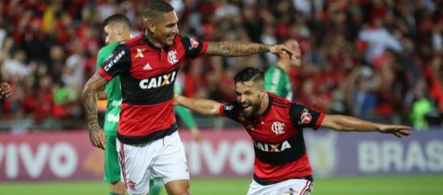 Guerrero e Diego, lado a lado em uma partida Guerrero e Diego, lado a lado em uma partida