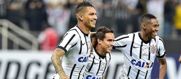Guerrero, Jadson e Malcom em comemoração. (foto reprodução). Guerrero, Jadson e Malcom em comemoração. (foto reprodução).