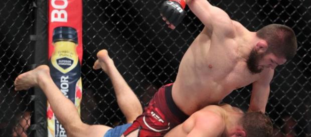 Khabib fue dominante en el piso en los dos primeros asaltos. rt.com. Khabib fue dominante en el piso en los dos primeros asaltos. rt.com.